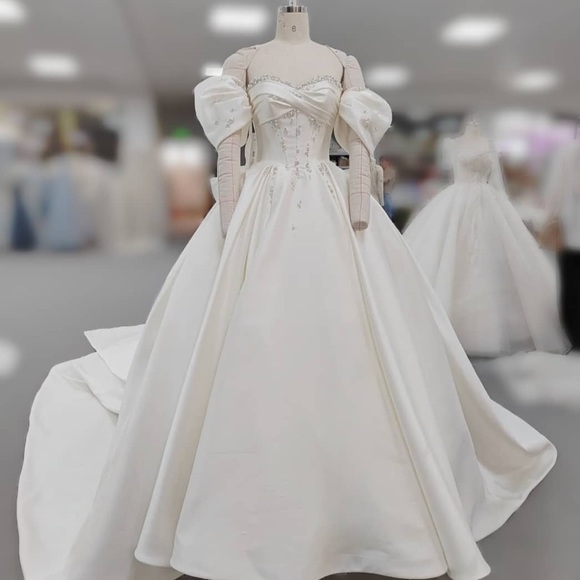 Many wedding dresses available - Picture 11 of 16